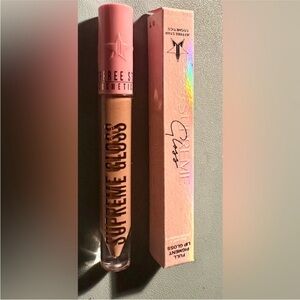 Jeffree Star Supreme Gloss - Supreme Gloss
Mannequin